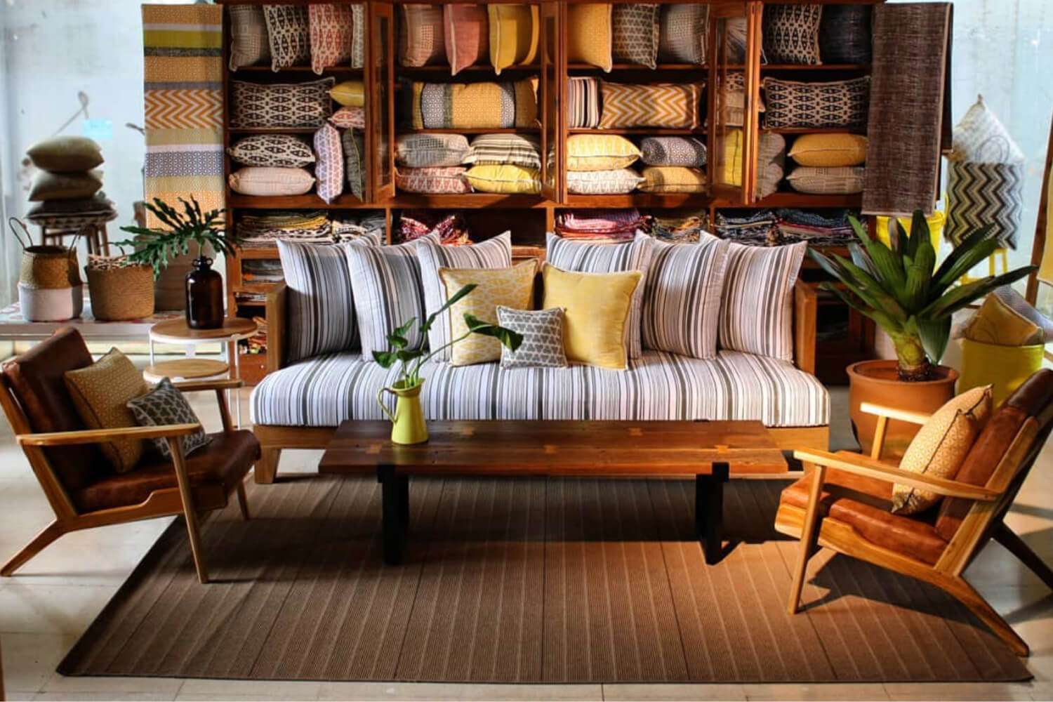 Interior Toko Funiture Dengan Berbagai Pilihan Produk Meja, Sofa, Rak Buku, Dan Lampu.