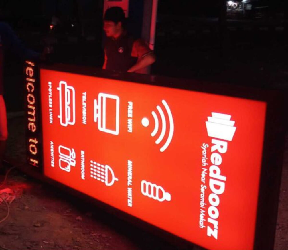 11. Neon Box Yang Sangat Terlihat Cerah _ Terang
