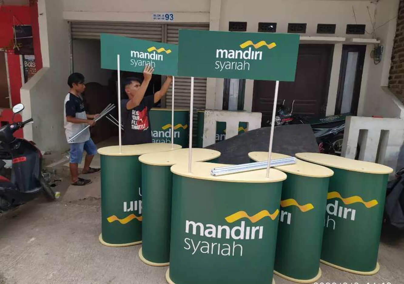 13. Event Desk Yang Informatif
