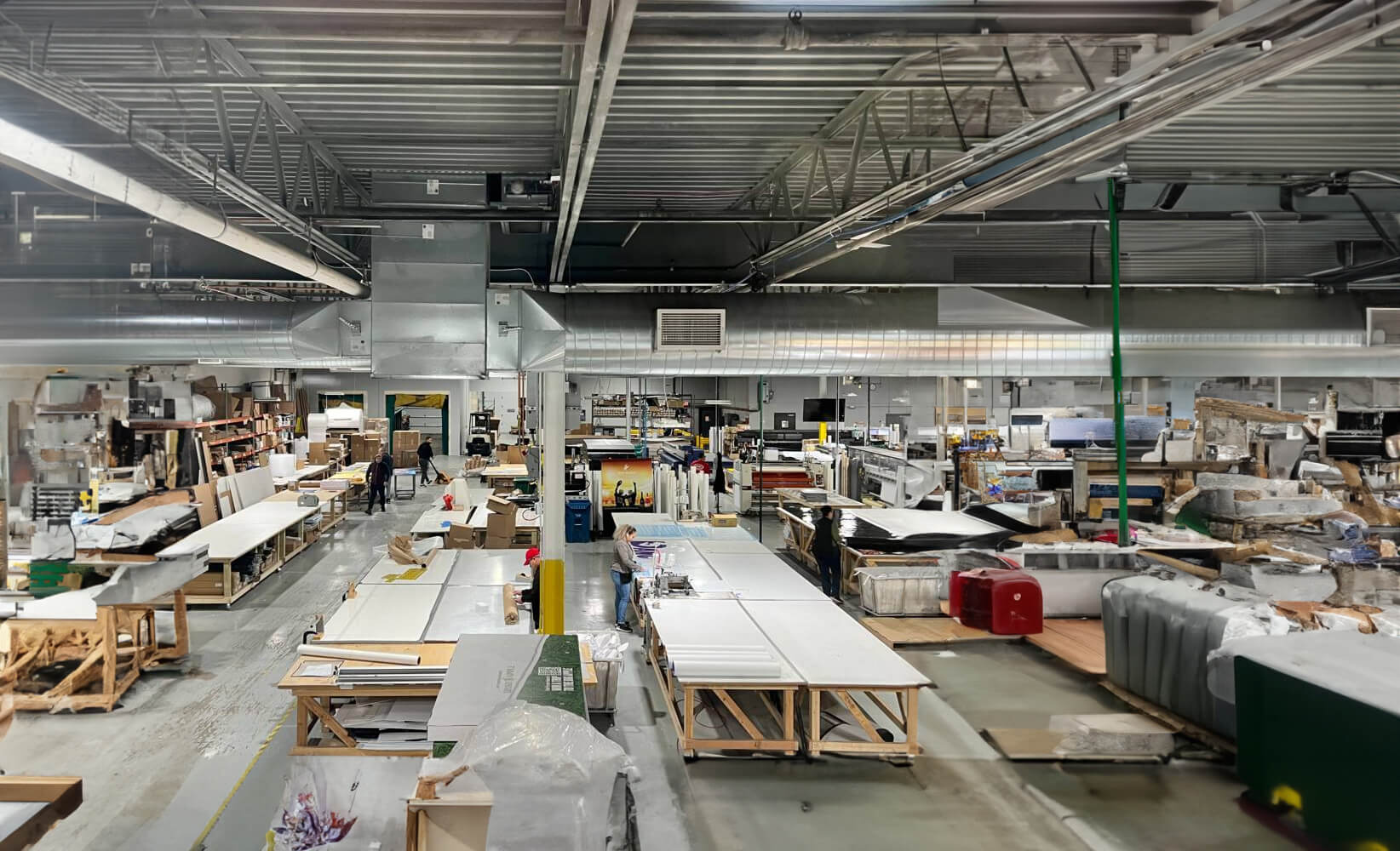 Pekerja Memantau Proses Produksi Furniture Dengan Mesin Digital Printing Di Pabrik.
