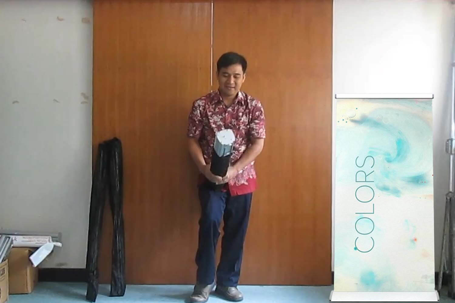Standing Banner Desain Yang Berwarna Dan Colorful