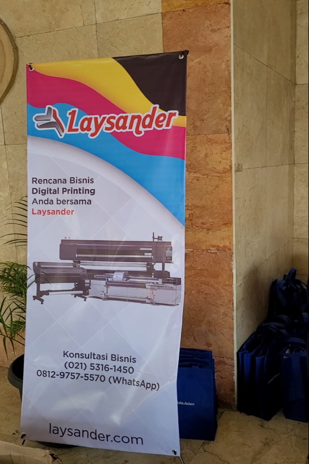 Penghindaran Paparan Sinar Matahari Langsung Untuk Standing Banner Anda
