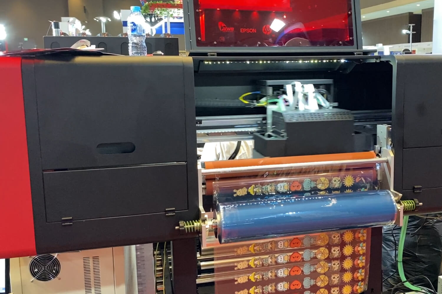 Printer Uv Dtf Mencetak Desain Pada Pet Film.