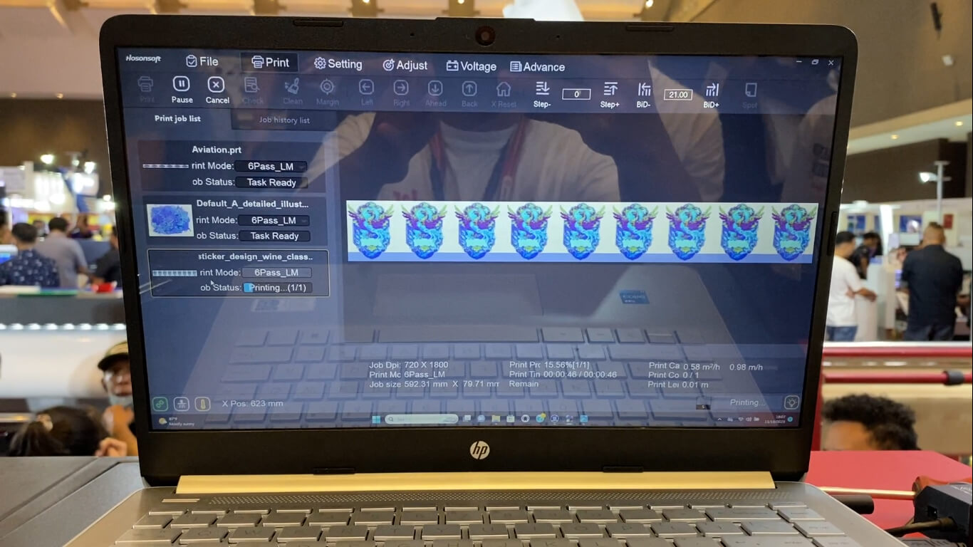 Antarmuka Software Photoprint Dengan Printer Dtf Uv Yang Sedang Beroperasi.