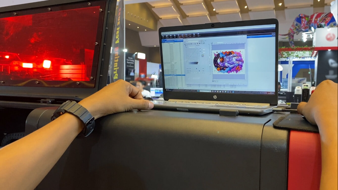 Antarmuka User-Friendly Printer Dtf Uv Yang Sedang Dioperasikan.