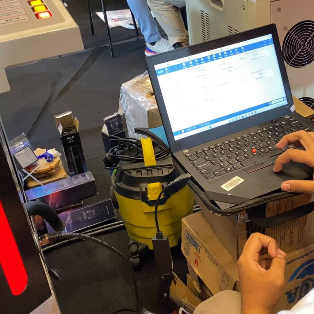 Port Usb Dan Ethernet Pada Printer Uv Flatbed Terhubung Dengan Laptop.