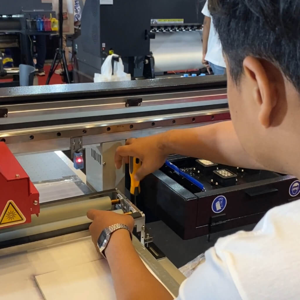 Printer Uv Flatbed Qira Meningkatkan Efisiensi Operasional Dalam Produksi.