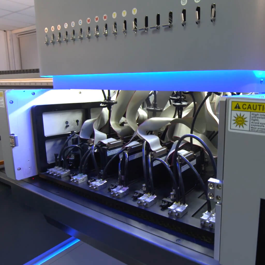 Printer Uv Flatbed Dengan Beberapa Printhead Untuk Cetak Efisien.