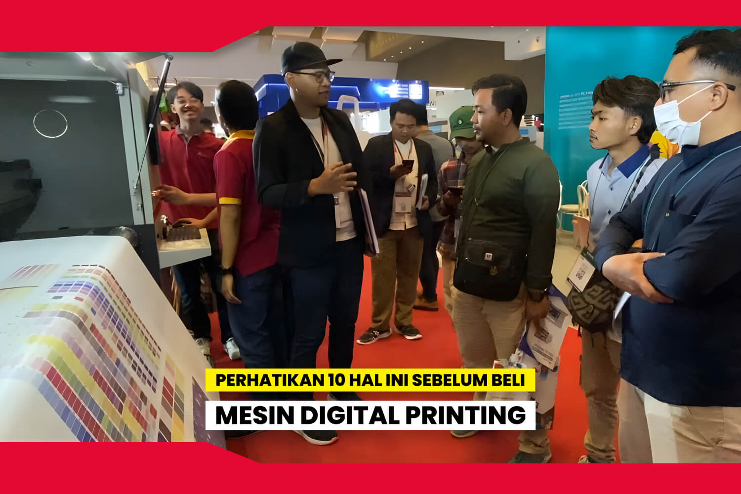 Pembeli Memeriksa Fitur Mesin Cetak Digital Di Showroom