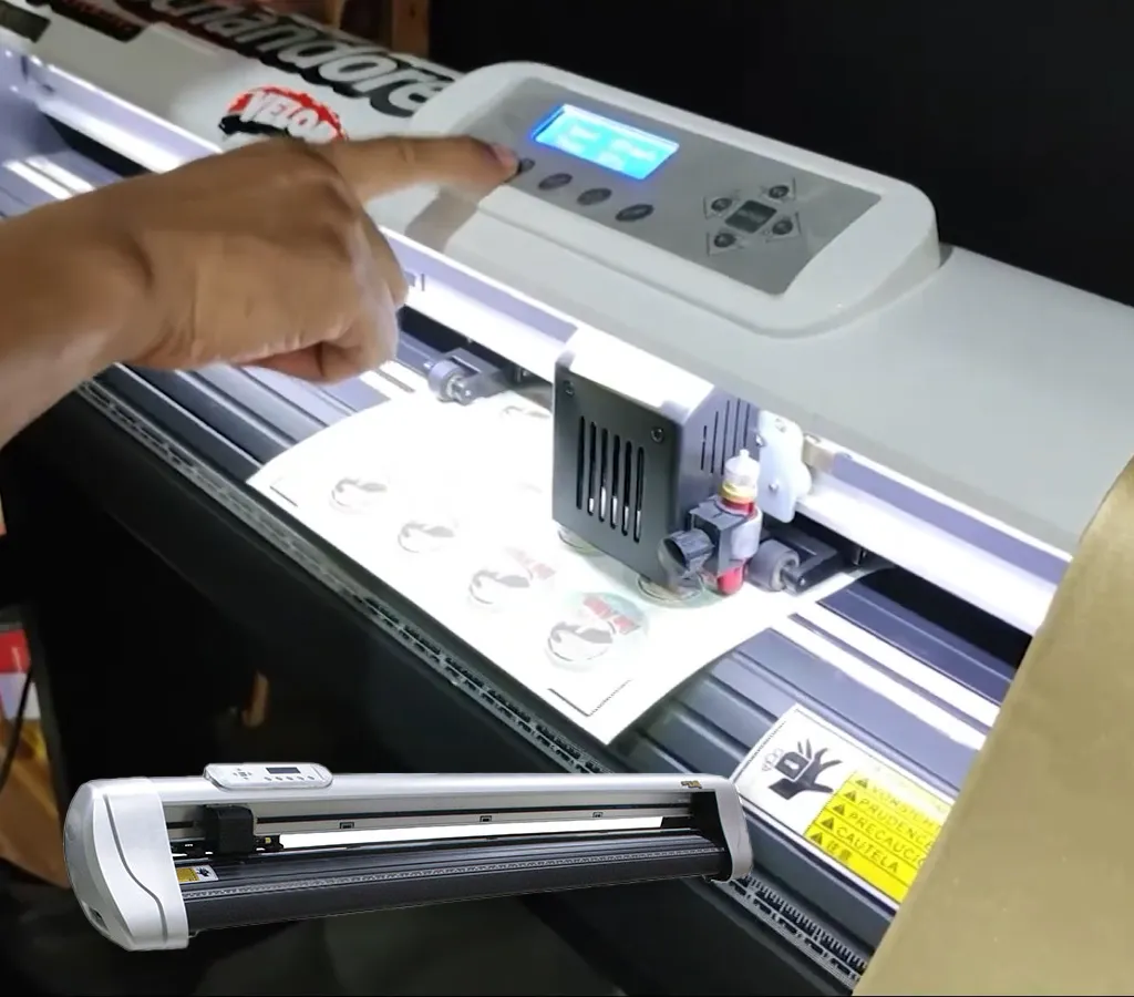Operator Sedang Menggunakan Mesin Cutting Sticker Jinka Jk 721 Yang Terhubung Langsung Dengan Coreldraw.