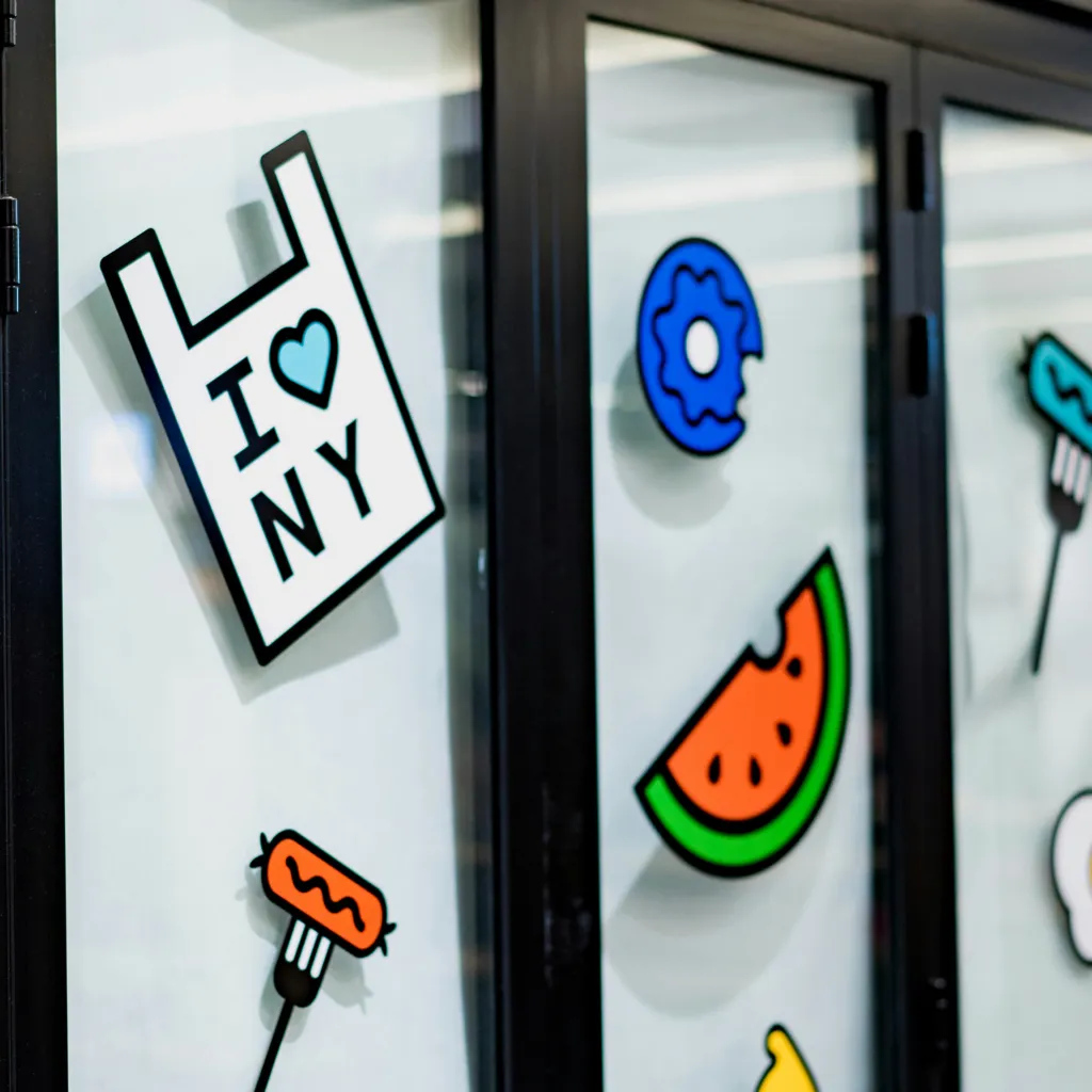 Visualisasi Persamaan Antara Cutting Sticker Dan Sticker Decal.