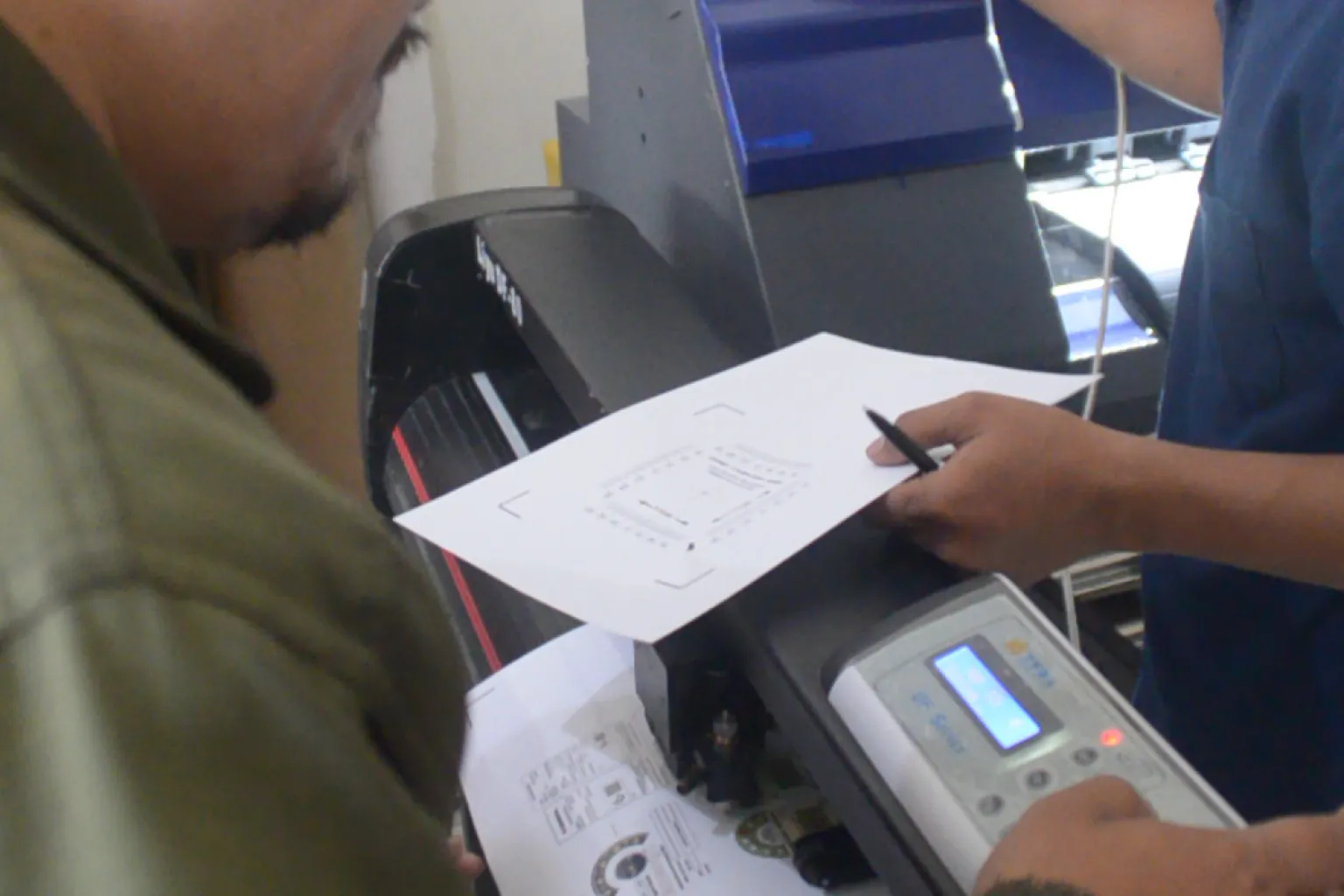 Ilustrasi Melakukan Kalibrasi Mesin Cutting Sticker.