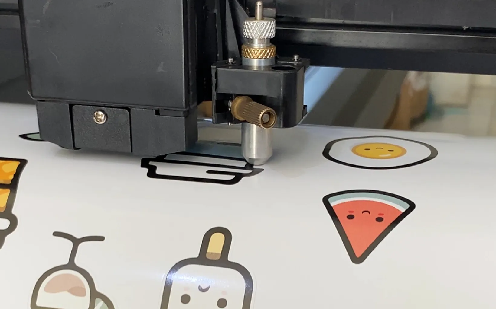 Ilustrasi Pisau Cutting Keluar Dari Holder.