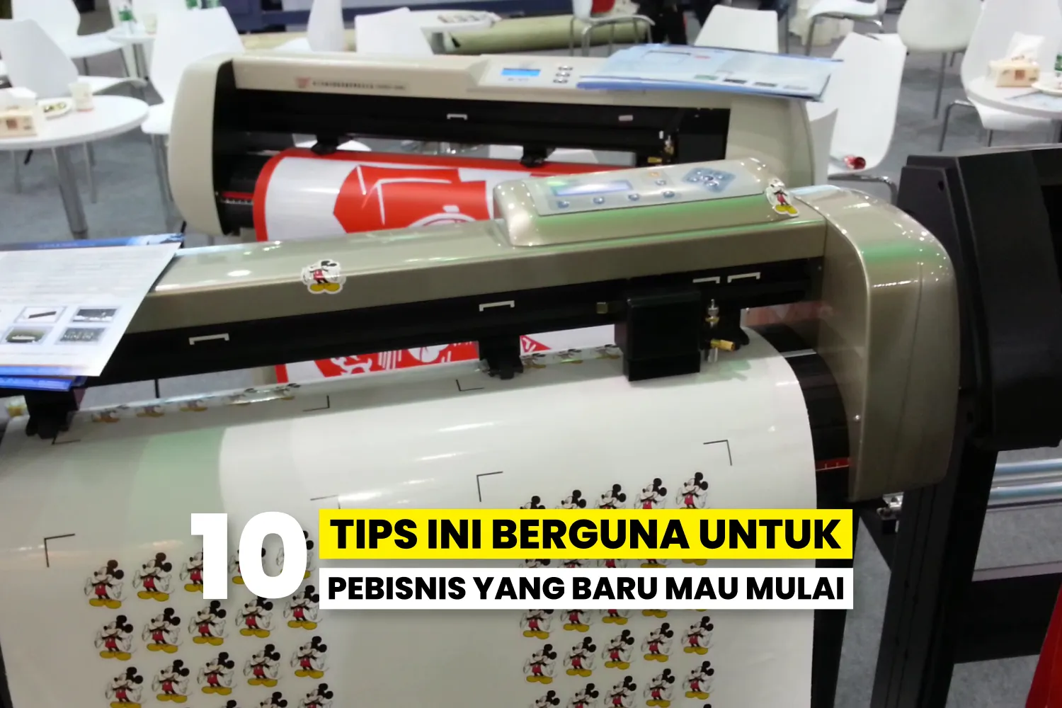 Mesin Cutting Sticker Sedang Mencetak Custom Sticker Untuk Peluang Bisnis Baru.