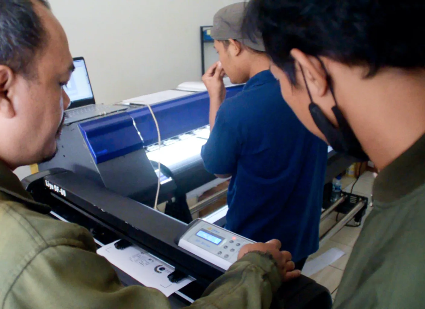 Cara Menyesuaikan Kekuatan Press Pada Mesin Cutting Sticker Liyu Df Sesuai Ketebalan Kertas.