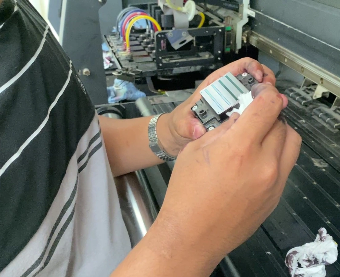 Teknisi Sedang Memeriksa Printhead Pada Mesin Digital Printing Untuk Menjaga Kualitas Cetak.