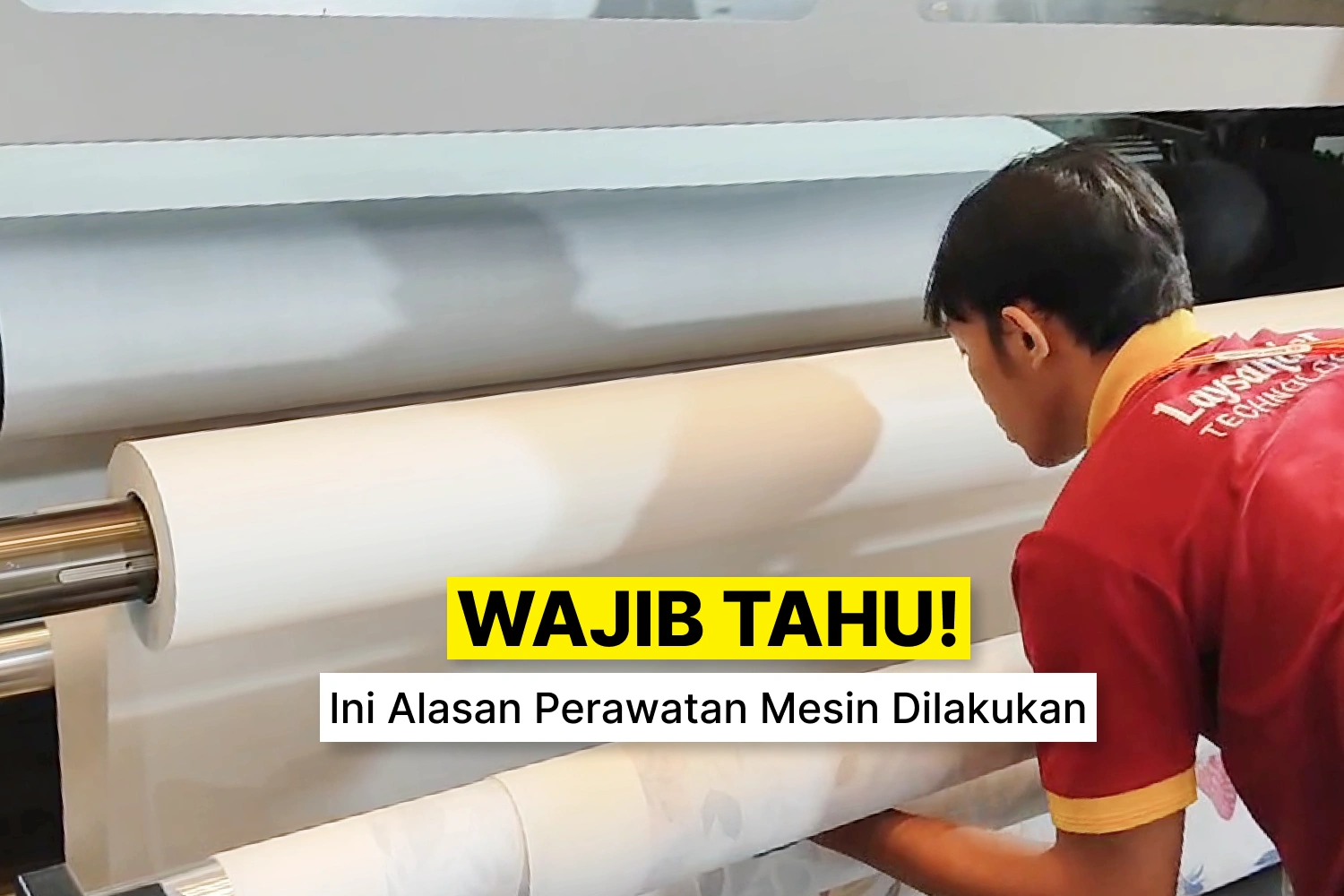Teknisi Memeriksa Mesin Digital Printing Sebagai Bagian Penting Dari Perawatan Rutin.