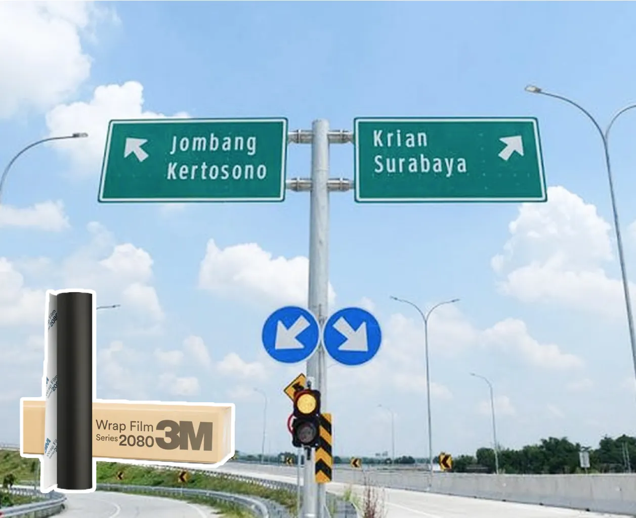Rambu Lalu Lintas Menggunakan Sticker Reflektif 3M Yang Mempertahankan Visibilitas Baik Siang Maupun Malam.