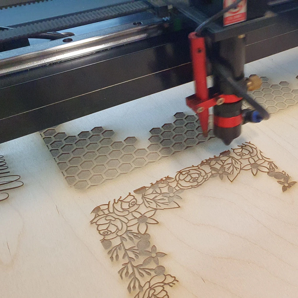 Proses Pemotongan Kayu Dengan Mesin Laser Cutting Co₂ Yang Cepat Dan Akurat.