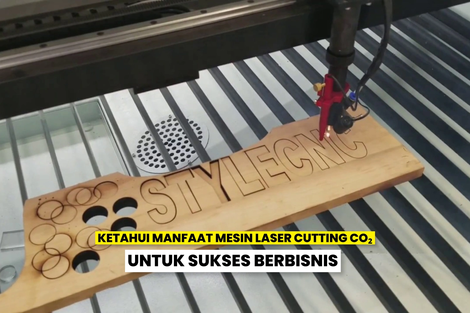 Mesin Laser Cutting Co₂ Sedang Memotong Kayu Dengan Presisi Tinggi.