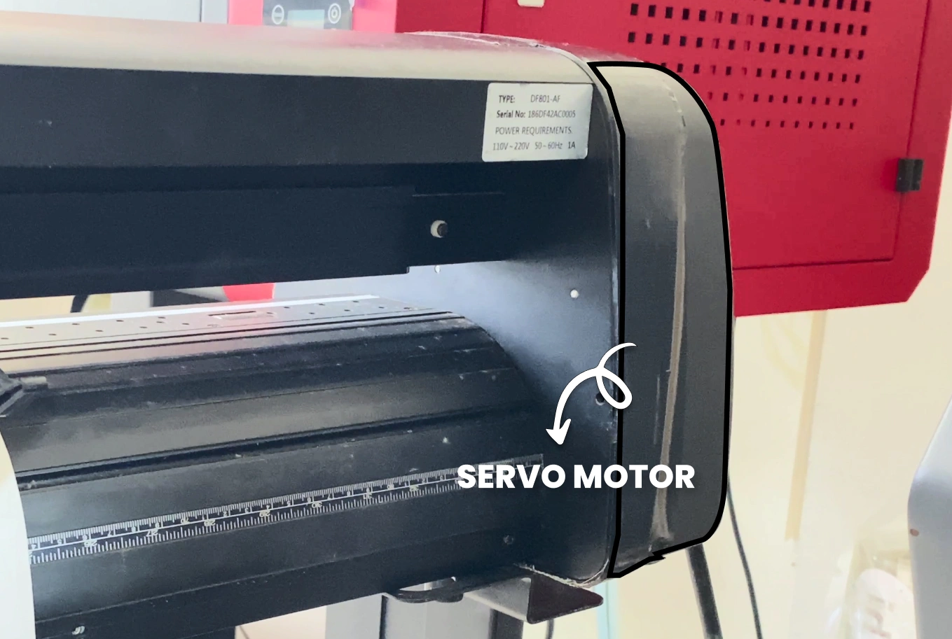 Motor Servo Pada Mesin Cutting Sticker Untuk Menggerakkan Pisau Dengan Presisi Tinggi.