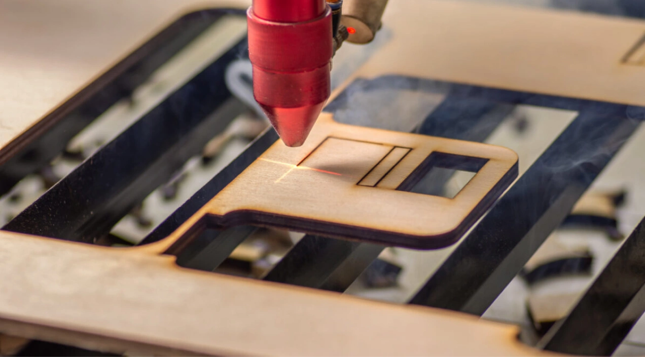 Mesin Laser Cutting Co₂ Sedang Memotong Kayu Dengan Presisi Tinggi.