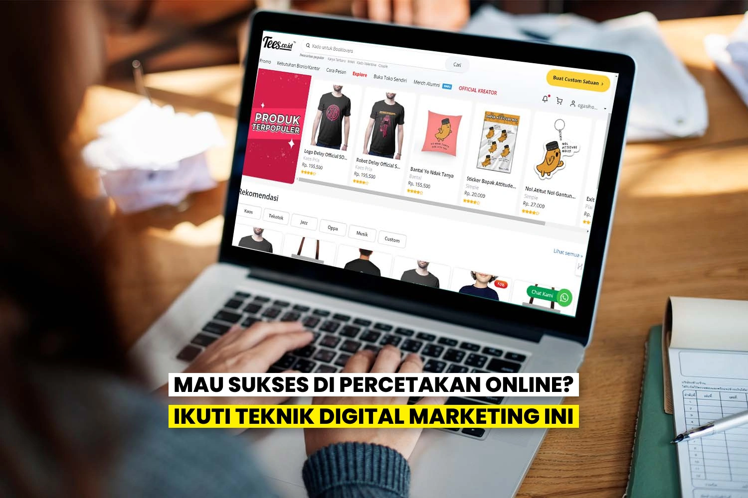 Percetakan Online Dengan Tumpukan Kain Dan Printer Sebagai Ilustrasi Keuntungan Digital Marketing.
