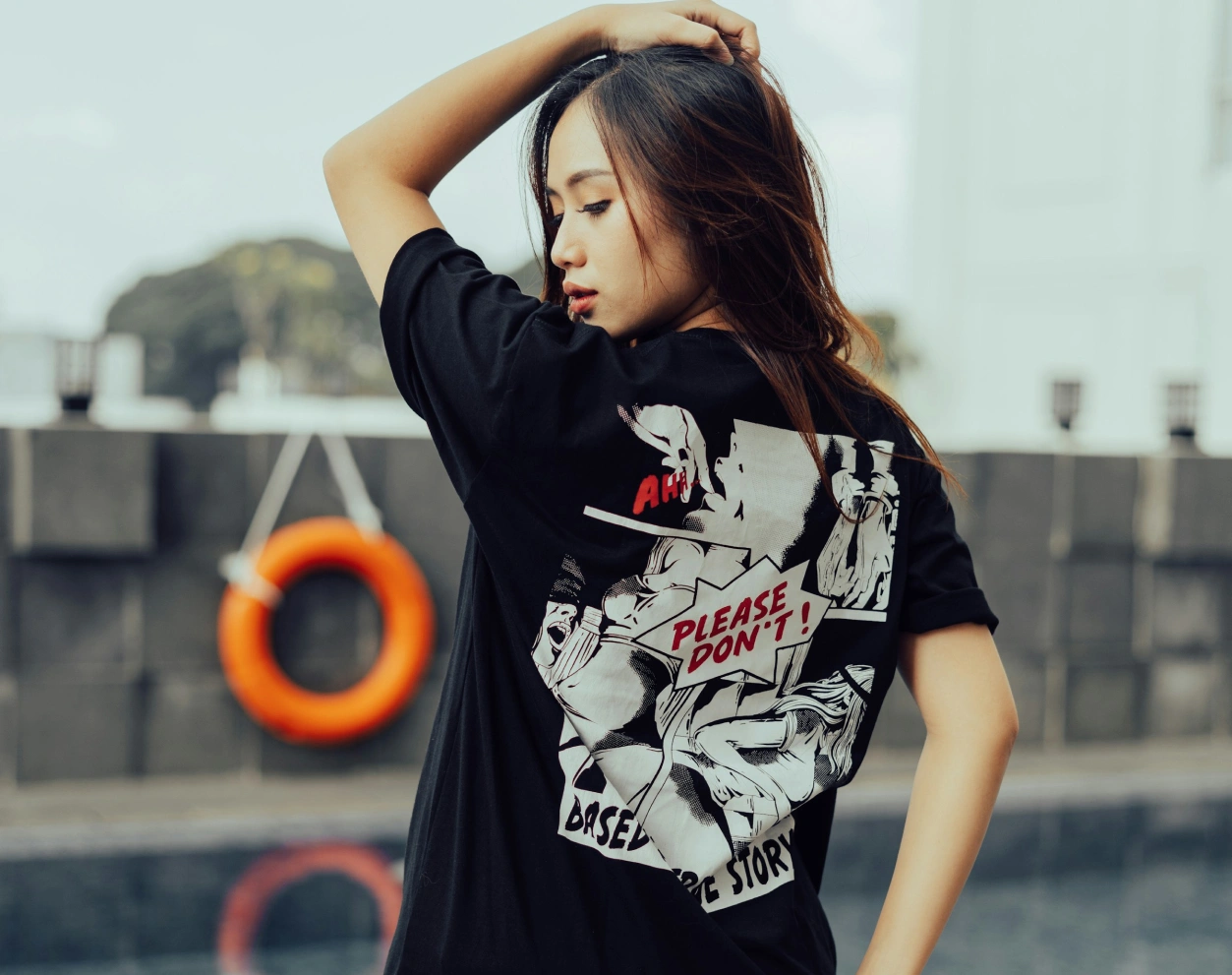 Baju Kaos Hitam Dengan Desain Komik Di Punggung, Diminati Oleh Banyak Orang.