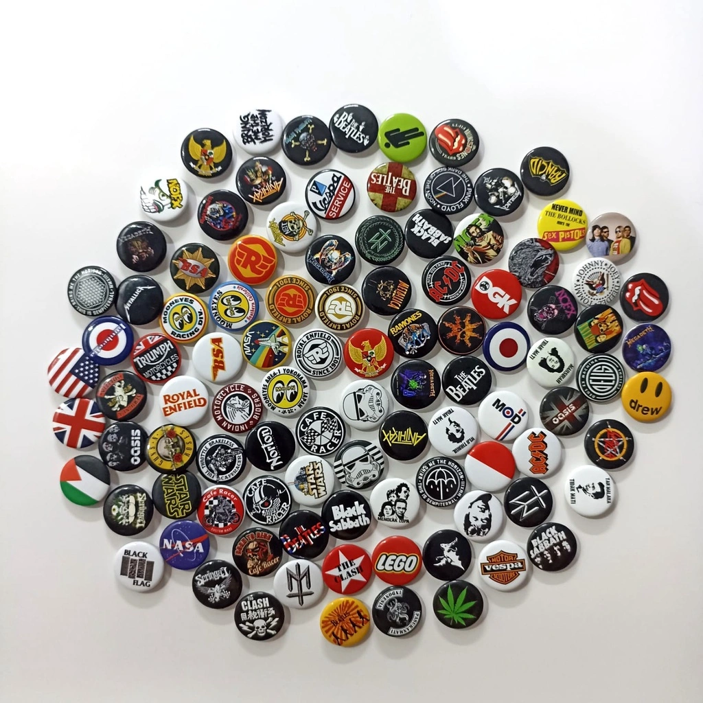 Berbagai Macam Pin Dengan Desain Logo Brand Dan Gambar Populer, Digunakan Untuk Meningkatkan Brand Awareness.