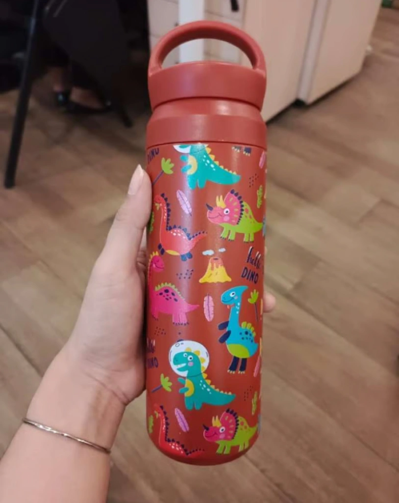 Tumblr Dengan Desain Dinosaurus Berwarna-Warni, Terbuat Dari Bahan Berkualitas.