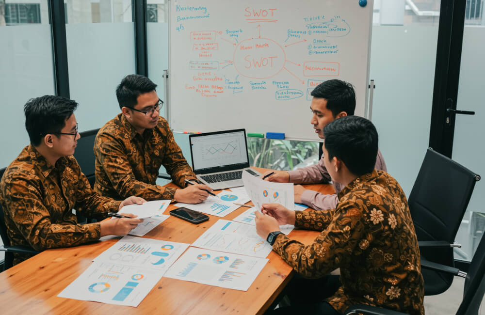 Seseorang Sedang Fokus Menyusun Rencana Bisnis.