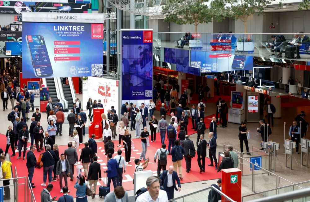 Suasana Pameran Drupa Di Jerman Yang Menampilkan Inovasi Digital Printing Dan Teknologi Percetakan Terbaru.