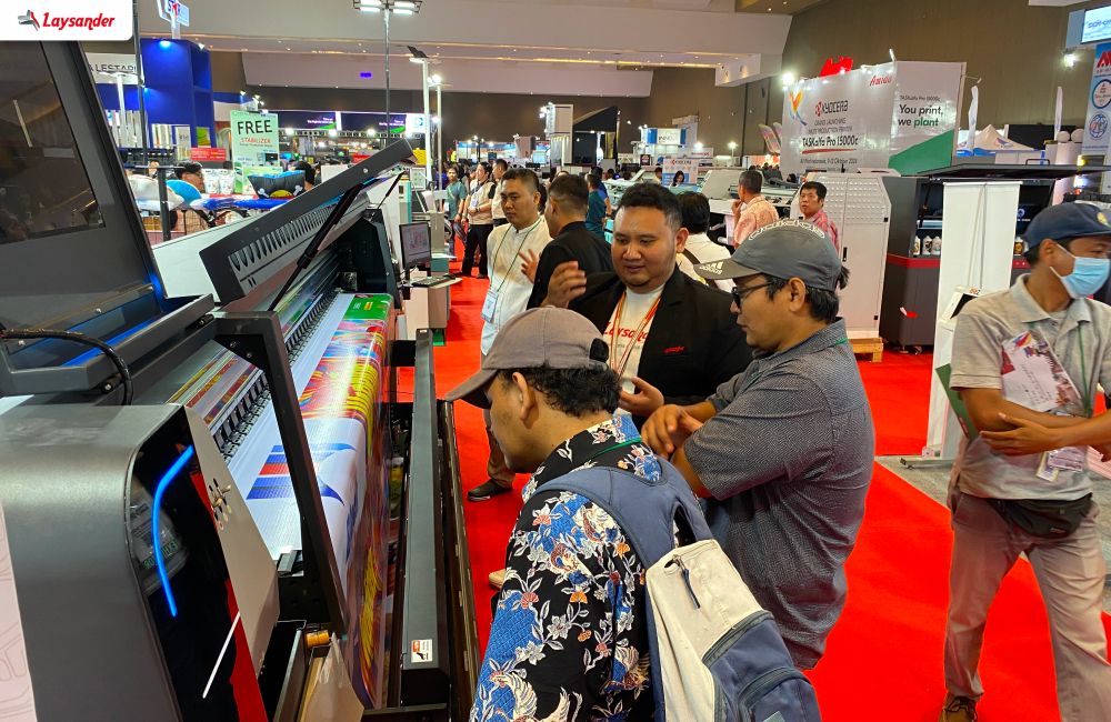 Pengunjung Melihat Mesin Digital Printing Terbaru Di Pameran Internasional Untuk Inovasi Dan Networking Bisnis.