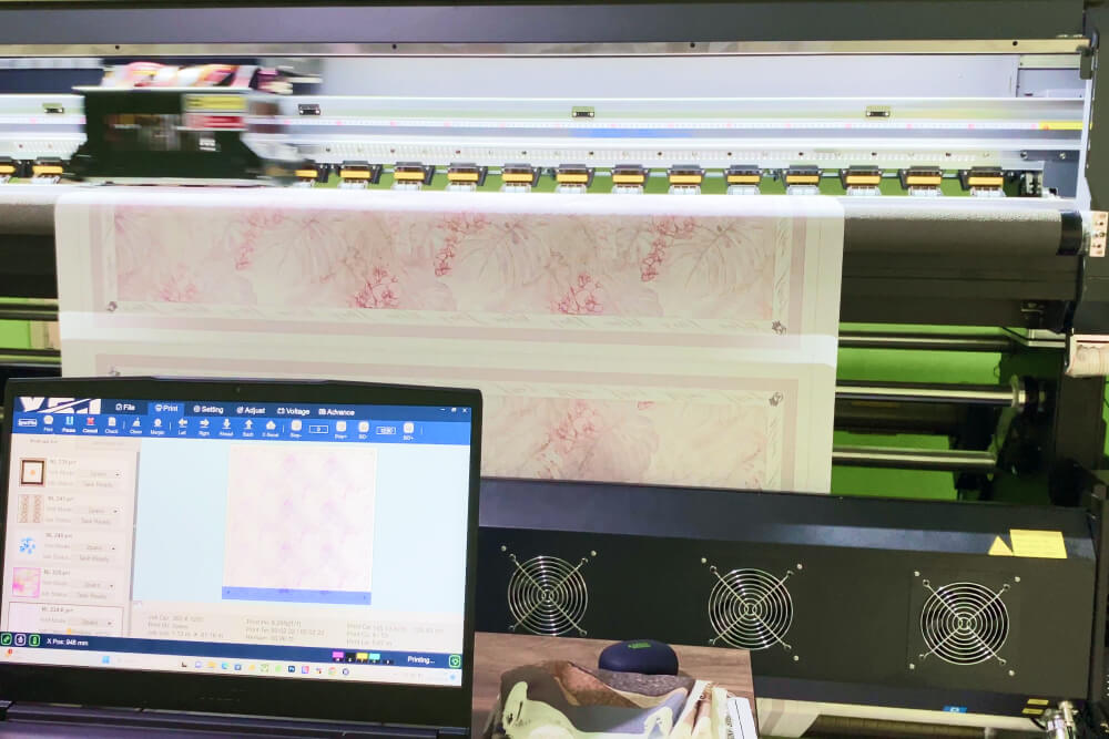 Operator Memantau Layar Kontrol Otomatis Pada Mesin Cetak Digital Di Pabrik Percetakan Modern.