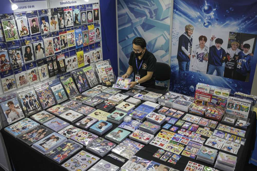 Contoh Aplikasi Cetak Lenticular Pada Kemasan Produk, Kartu Promosi, Poster, Dan Merchandise Dengan Efek Visual Dinamis.