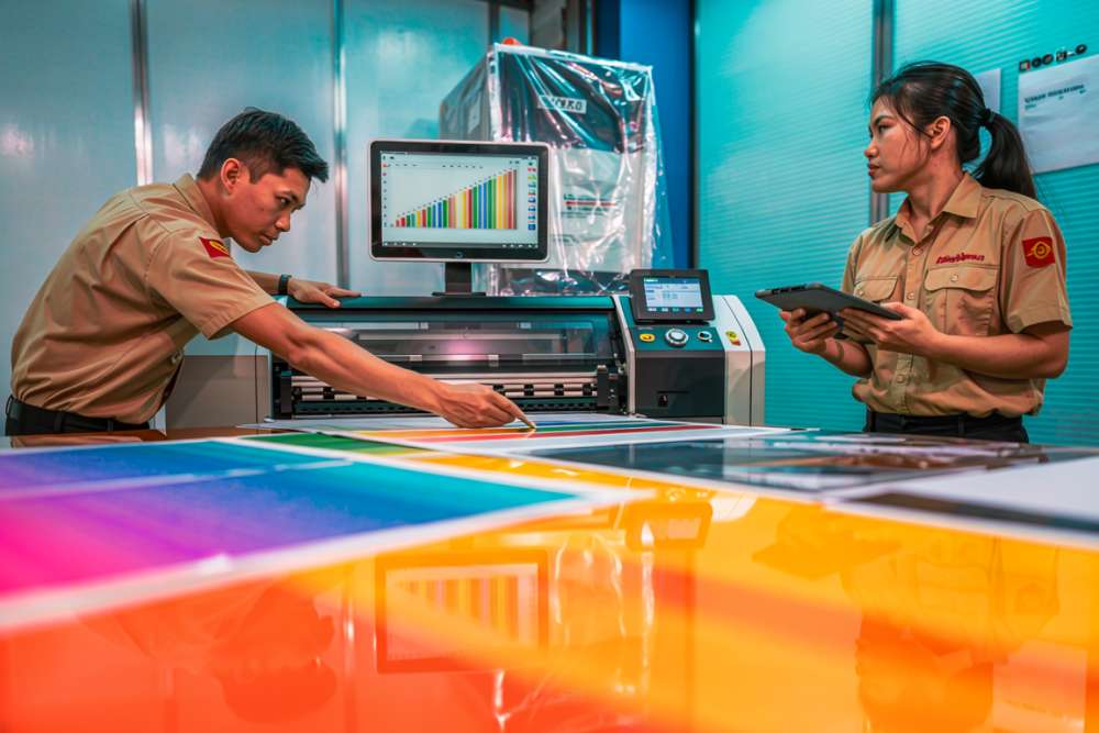 Tim Produksi Printing Melakukan Quality Control, Riset Tren Pasar, Dan Mengevaluasi Mesin Cetak Untuk Meningkatkan Layanan Dan Daya Saing.