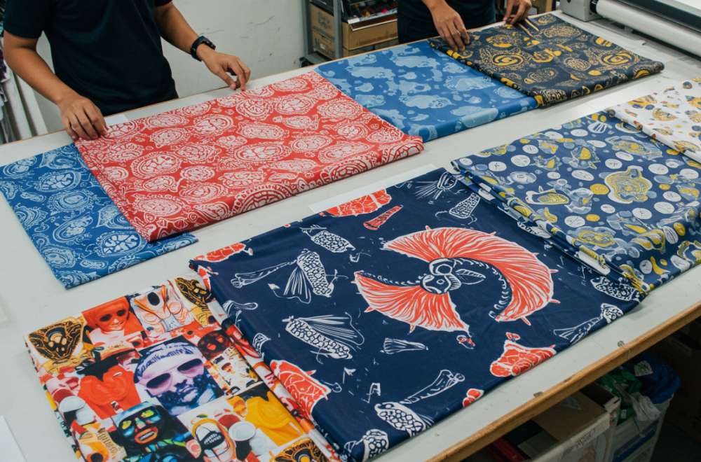 Kain Bermotif Hasil Digital Textile Printing Dengan Desain Kustom Warna-Warni, Cocok Untuk Fashion, Dekorasi, Dan Produk Kreatif Lainnya.