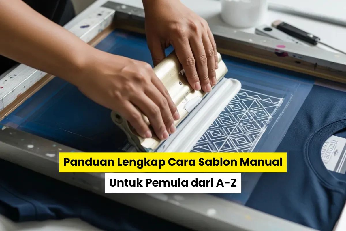 Tampilan Dekat Tangan Yang Sedang Mempraktikkan Cara Sablon Manual Pemula, Menggesut Tinta Putih Pada Screen Untuk Mencetak Desain Di Atas Kaos Biru..