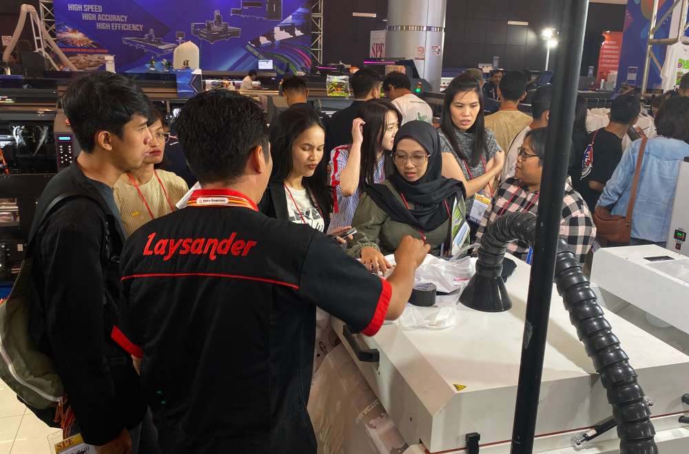 Booth Laysander Di Surabaya Printing Expo 2025 Menampilkan Mesin Digital Printing Unggulan.