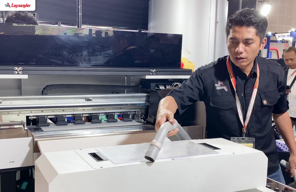 Teknisi Membersihkan Mesin Dtf Menggunakan Alat Penyedot Debu Untuk Menjaga Performa.