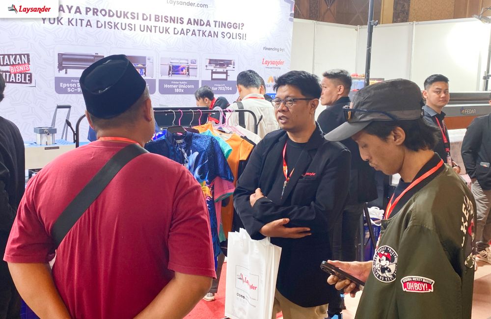 Booth Bisnis Percetakan Di Pameran Industri Dengan Materi Promosi Dan Strategi Abm.