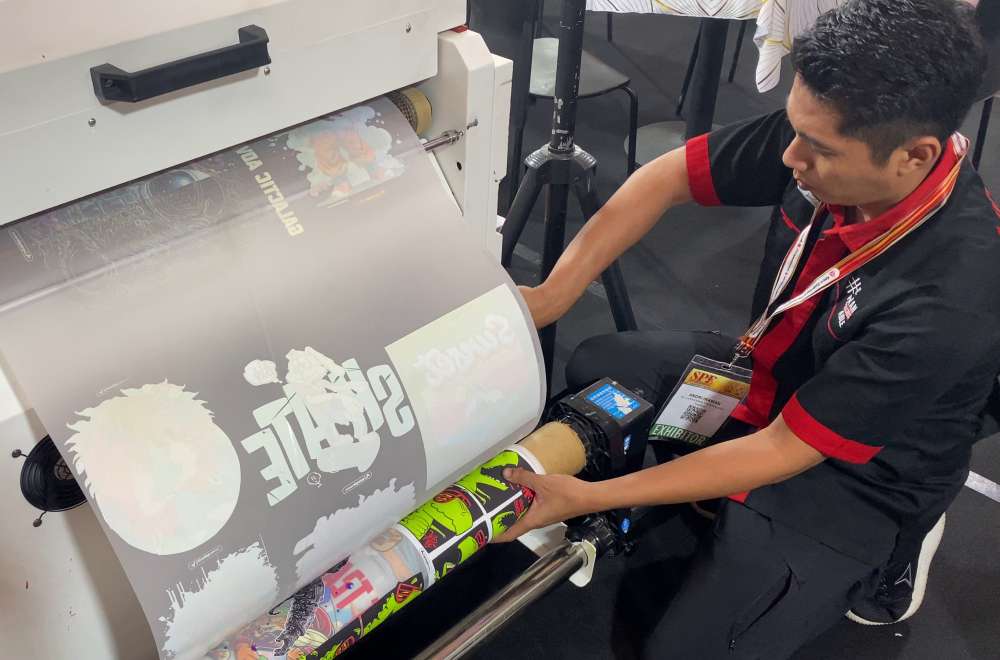 Operator Sedang Memeriksa Mesin Printer Dtf Roll-To-Roll Sebagai Bagian Dari Perawatan Rutin Produksi.