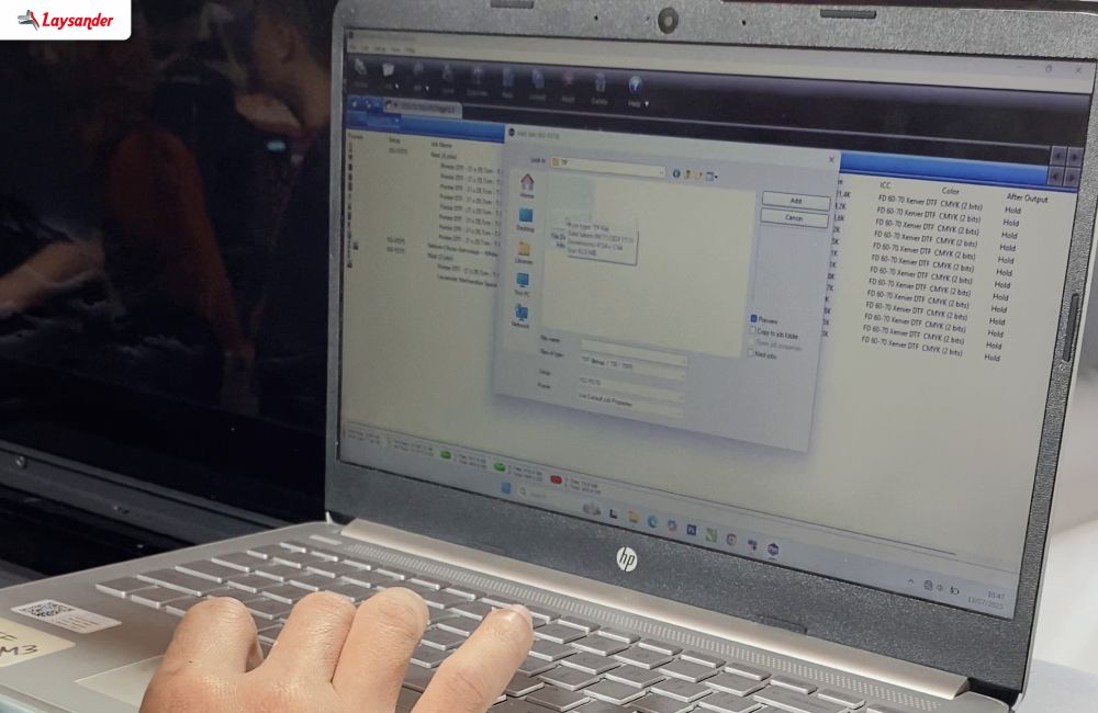 Seseorang Mengoperasikan Laptop Dengan Software Desain Dan Rip Untuk Mendukung Proses Cetak Sablon Dtf.