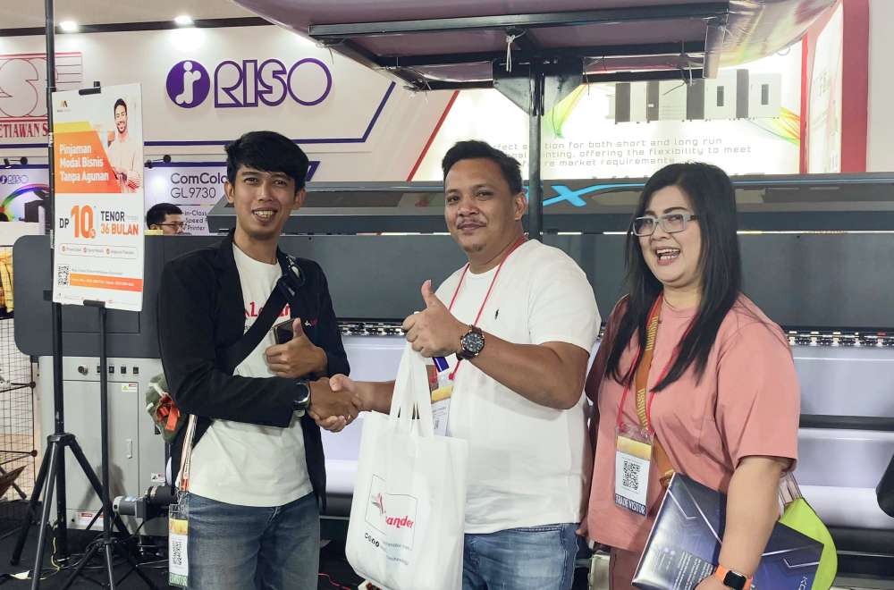 Pelanggan Menerima Tas Merchandise Dari Tim Laysander Setelah Mendapatkan Penawaran Eksklusif Di Iape Bandung 2025.