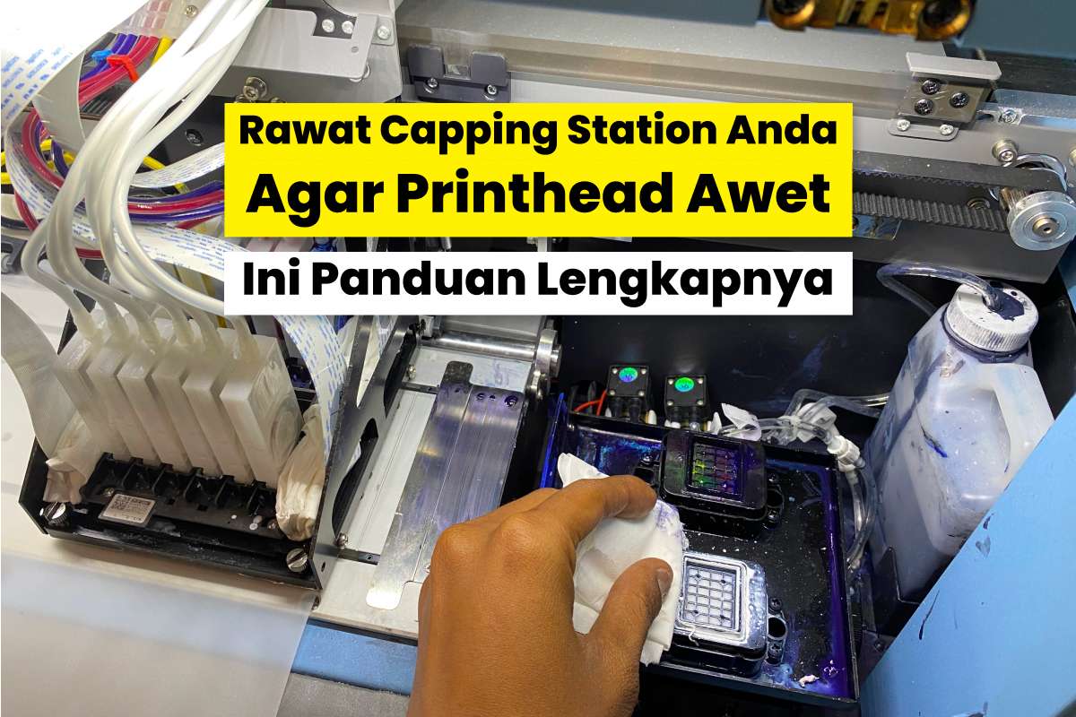 Tangan Sedang Membersihkan Capping Station Printer Dtf Untuk Menjaga Kondisi Printhead Tetap Awet