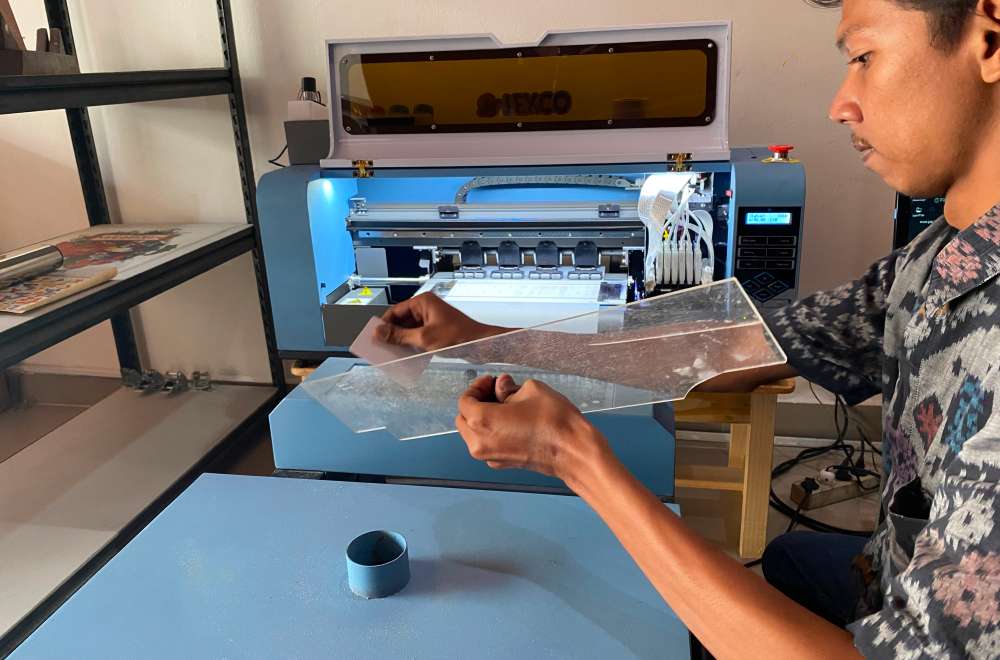Seorang Operator Melakukan Pembersihan Bagian Printer Dtf Untuk Menjaga Kualitas Hasil Sablon