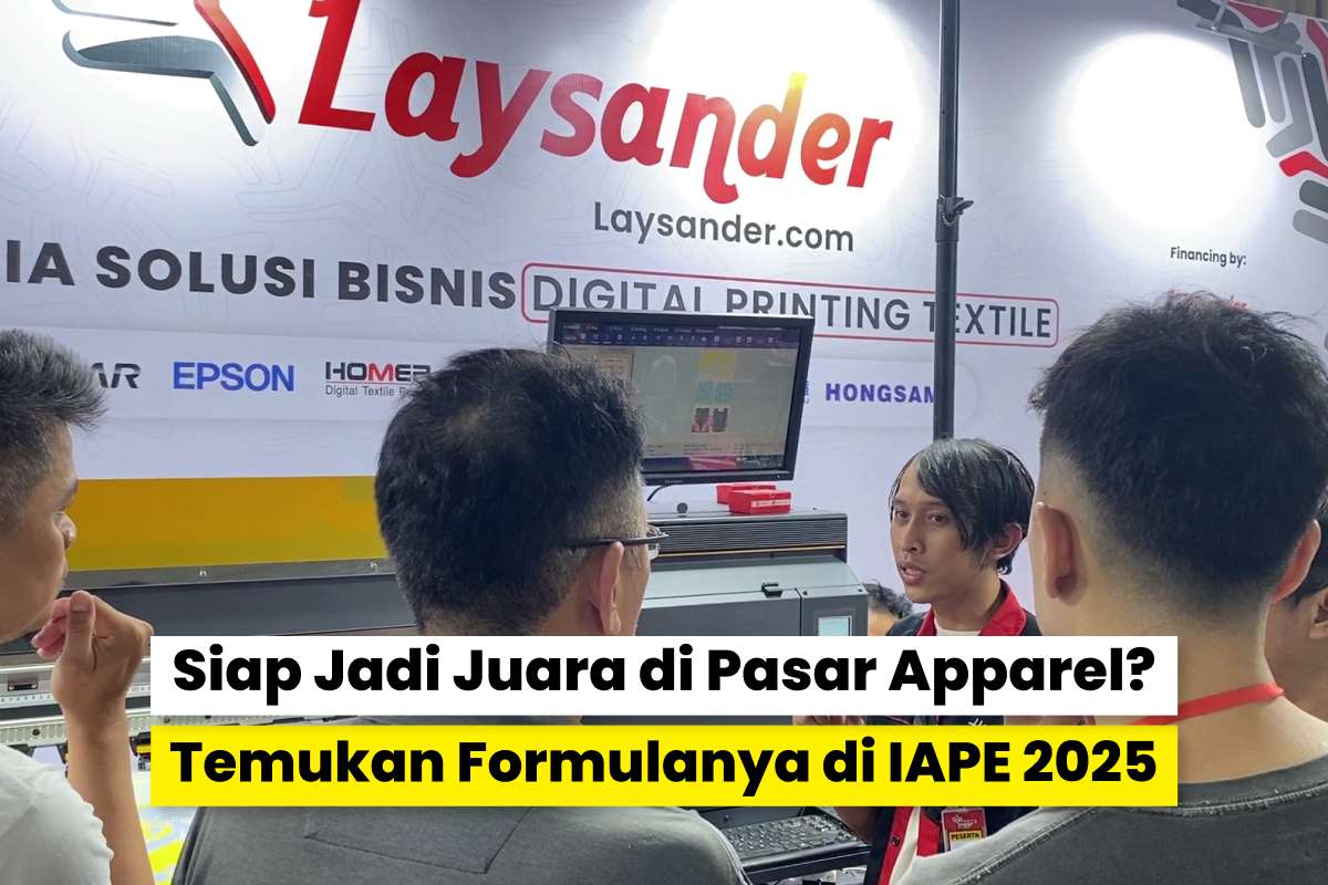 Seorang Peserta Menjelaskan Teknologi Mesin Printing Kepada Pengunjung Di Booth Laysander Pada Iape Bandung 2025.