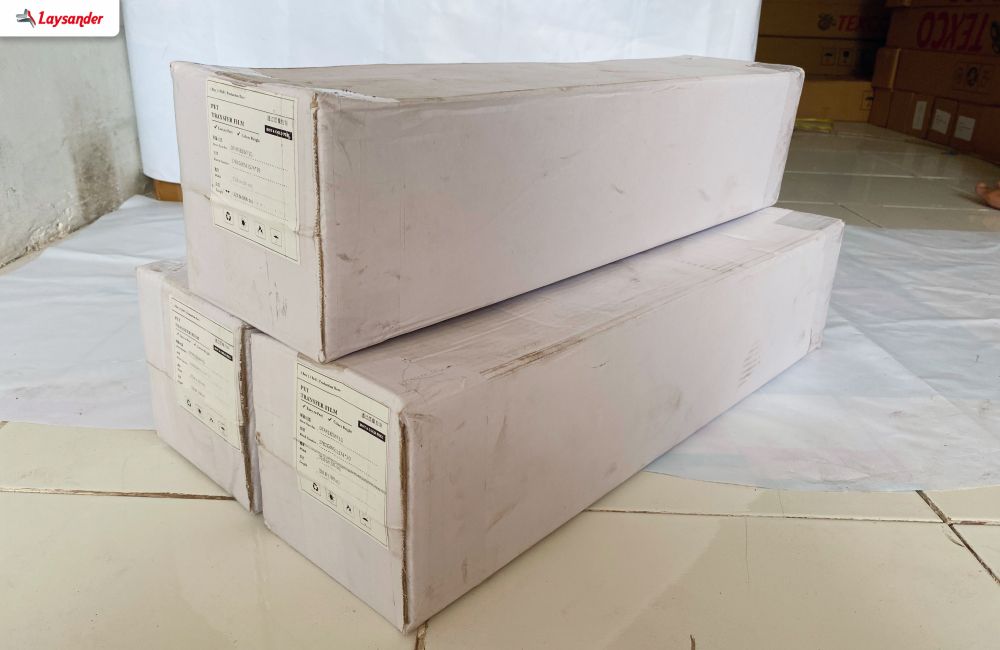 Tumpukan Kotak Berisi Film Pet Transfer Untuk Kebutuhan Sablon Dtf.