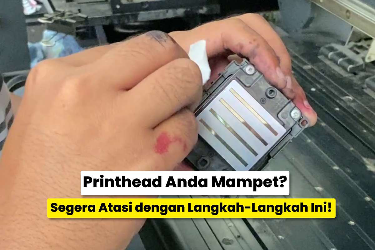 Tangan Teknisi Sedang Membersihkan Printhead Dtf Dengan Tisu Khusus Di Atas Mesin Printer.