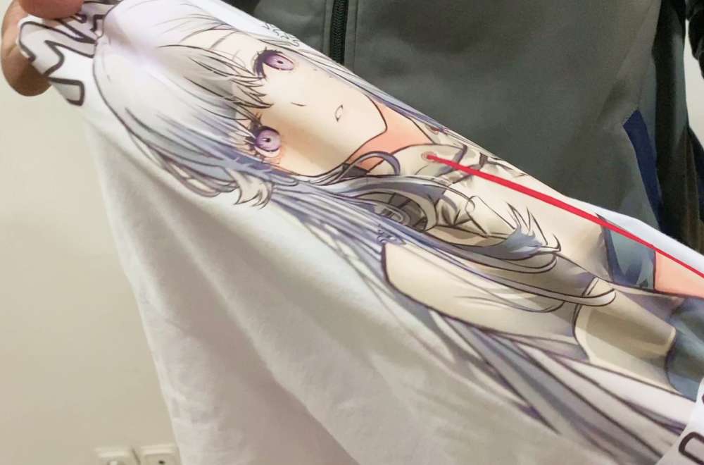 Kaos Putih Bergambar Anime Ditarik Untuk Menunjukkan Sablon Dtf Yang Tetap Lentur Dan Tidak Retak